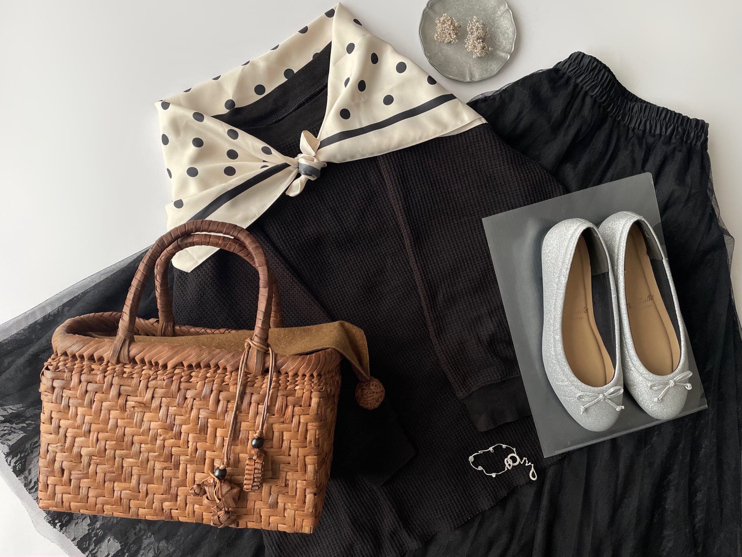 GUのドットスカーフ(NATURAL)を上下黒のコーデに肩掛けで合わせたフラットレイ画像。