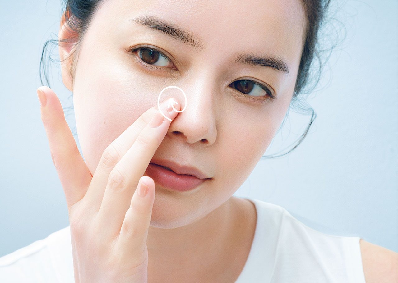 毛穴カバー下地を“くるくる塗り”