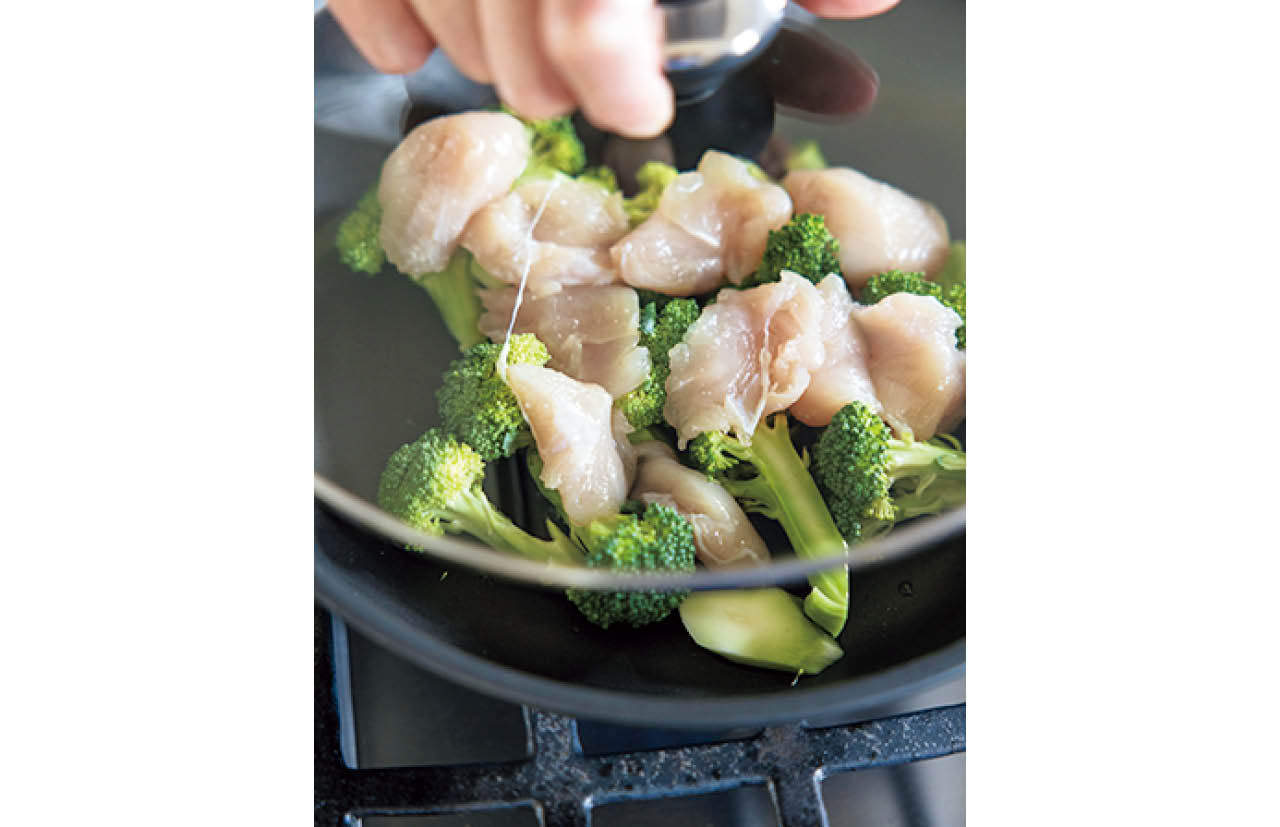 フライパンに少量の水を加えて、ブロッコリーと一緒にふっくら蒸し焼き。残った水気はきちんときるのが、味をしっかり決める秘訣