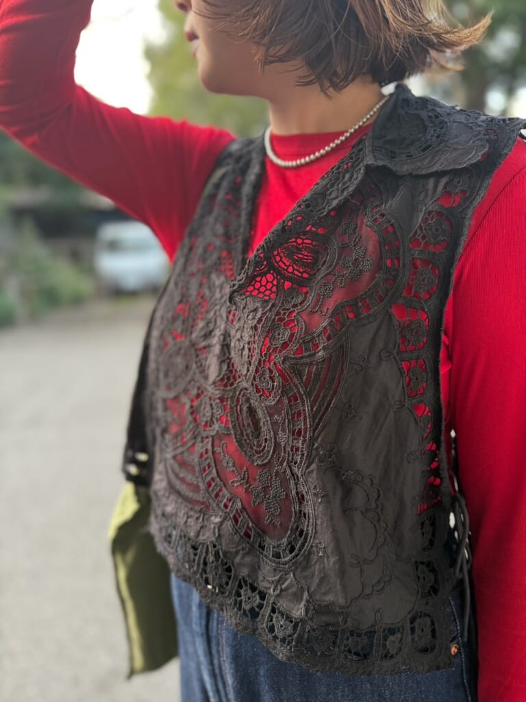 スタイリスト徳永千夏さん愛用 GUソフトシアークルーネックT　　カレンソロジーの黒レースジレと重ね着