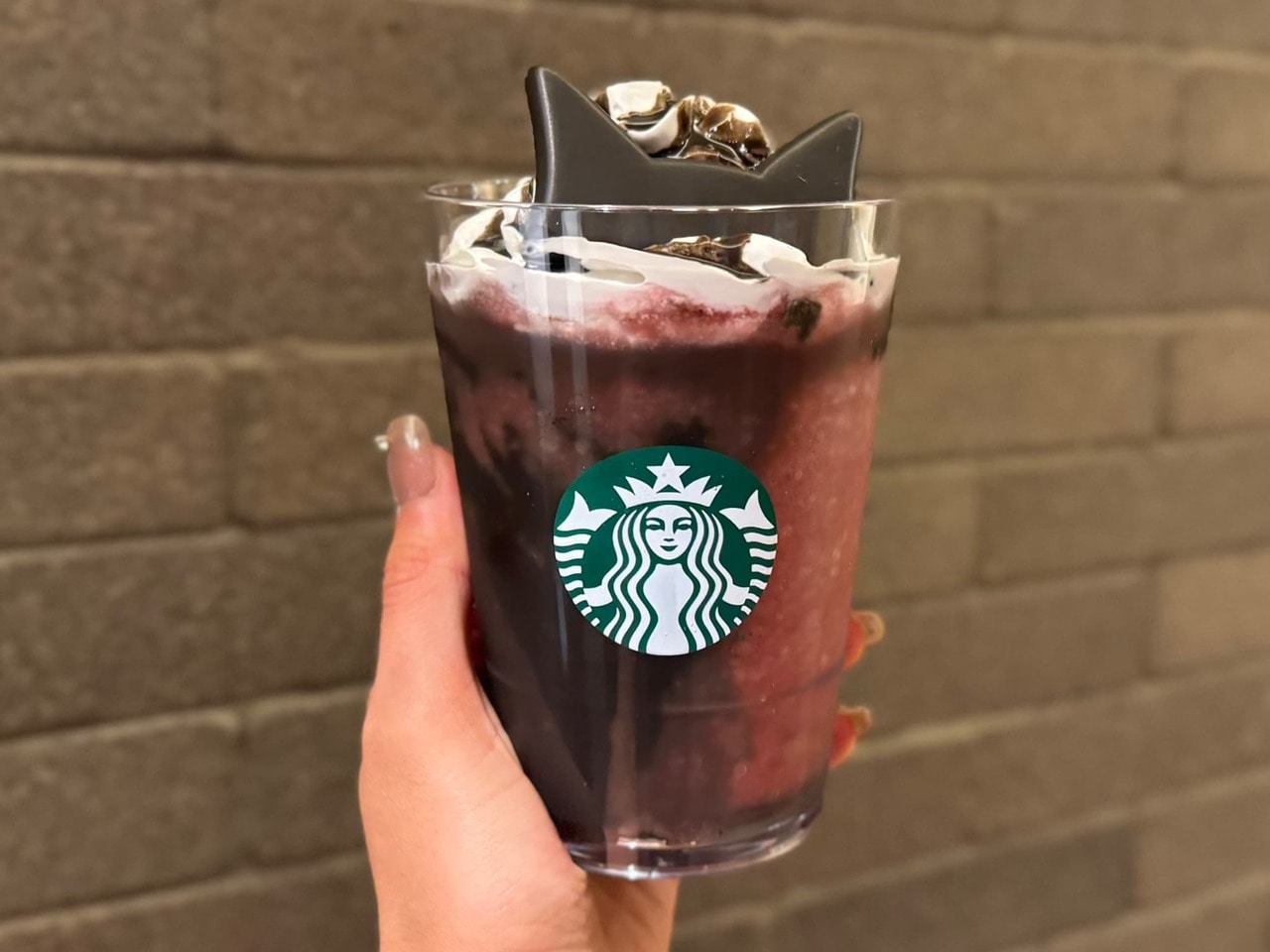 スタバ新作ハロウィン　アサイー ベリー フラペチーノ®手持ち