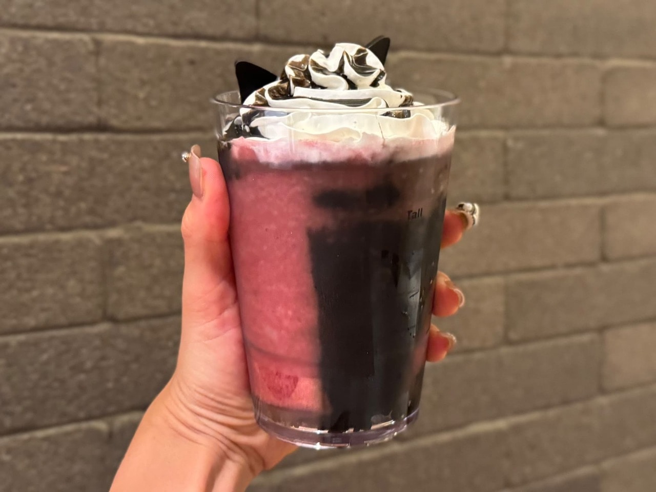 スタバ新作アサイー ベリー フラペチーノ® 手持ち、別角度