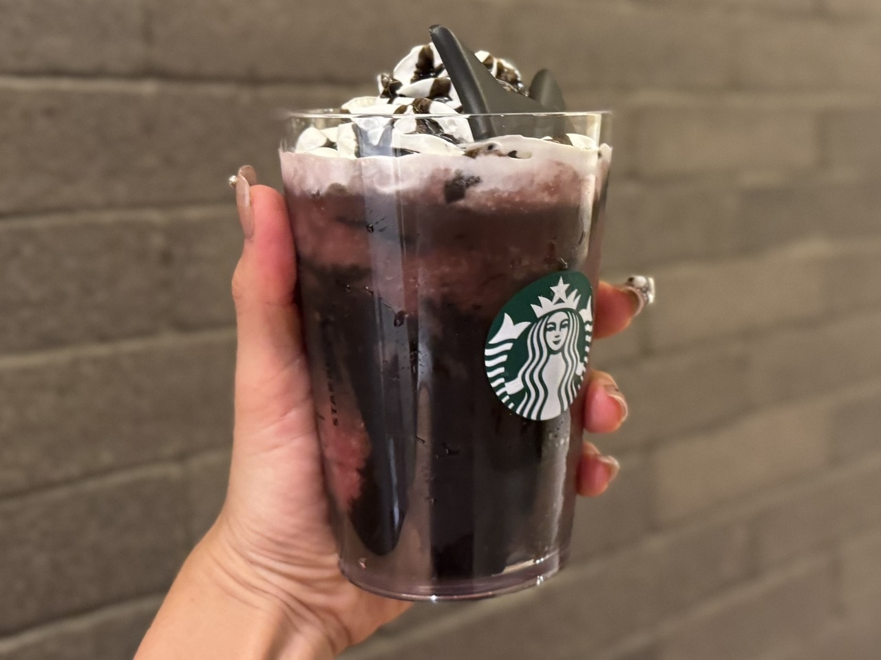 スタバ新作アサイー ベリー フラペチーノ®、ブラックショコラソース