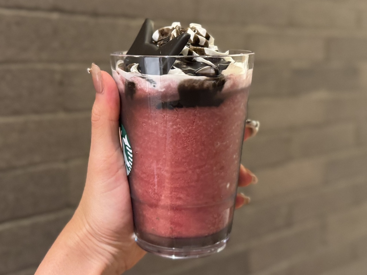 スタバ新作2025アサイー ベリー フラペチーノ®、アサイーベリー多めの角度