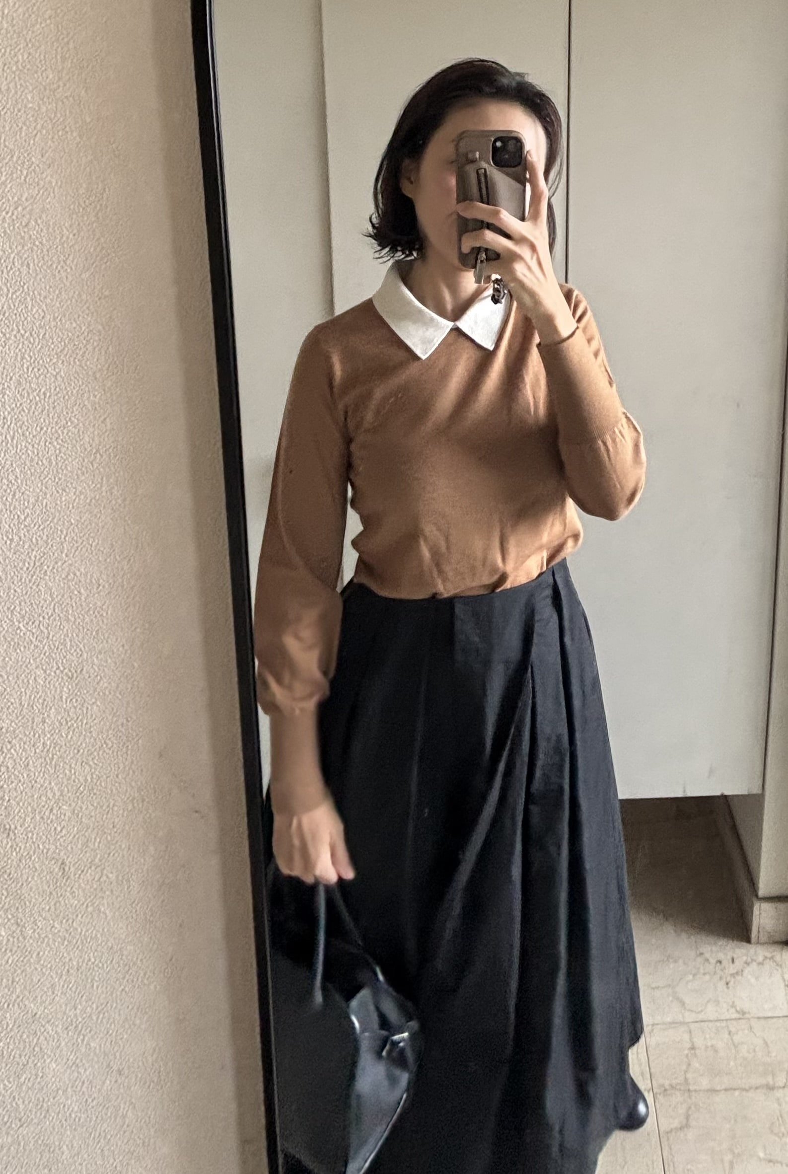 襟付きニット×フレアスカートのママコーデ