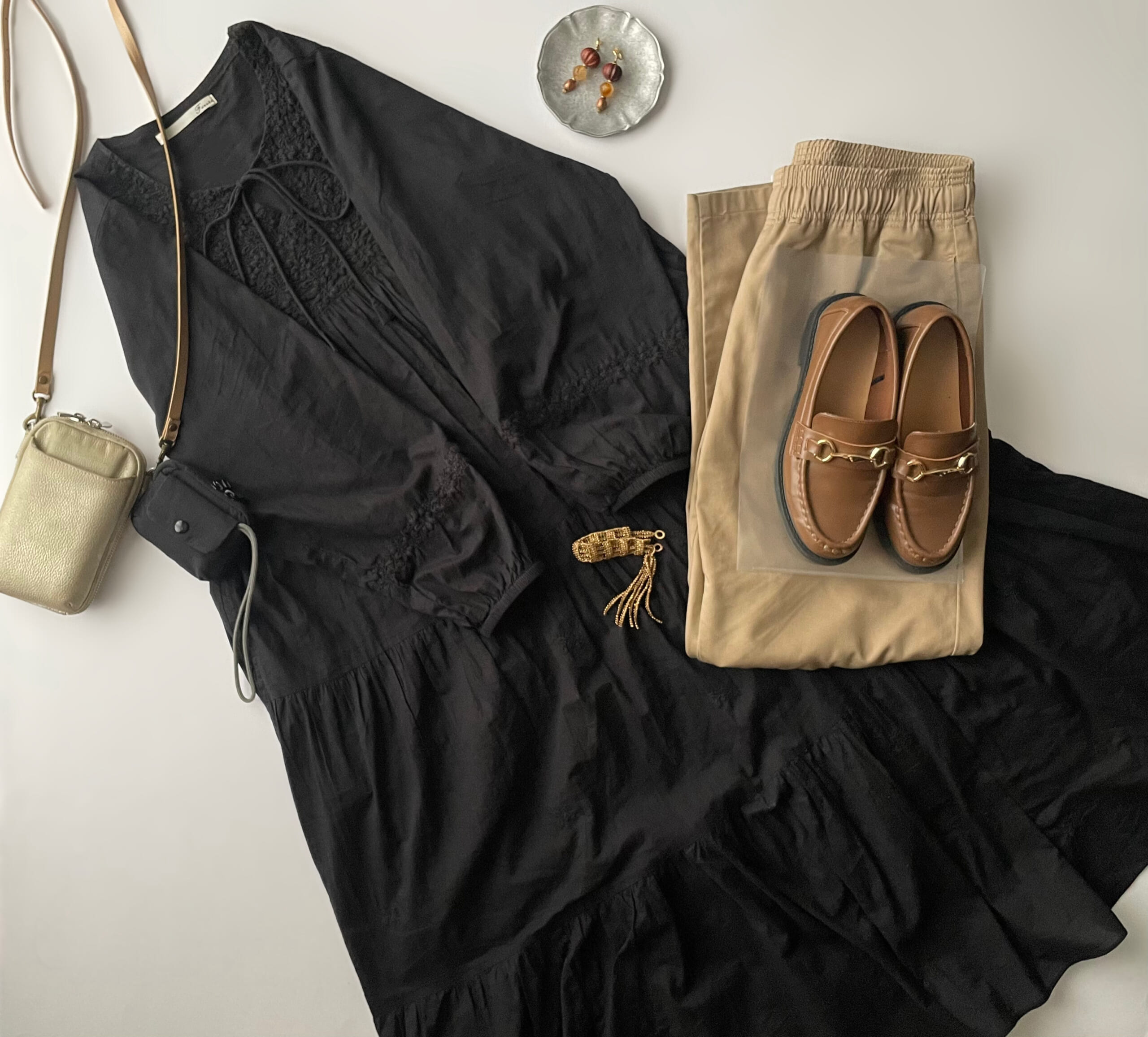 40代女性の2025年10月上旬コーデ、Fanakaの黒の刺繍ワンピースにGUのベージュのシェフパンツを合わせたフラットレイ画像。