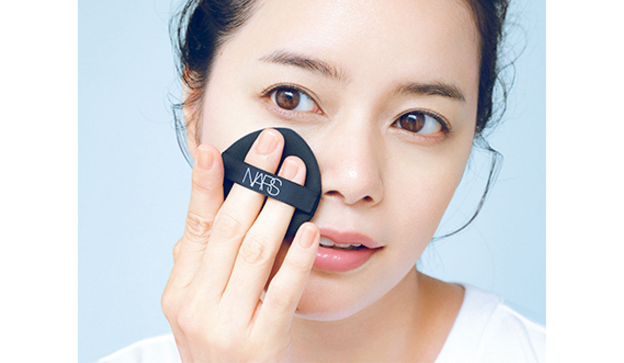 まずは頬からタップ