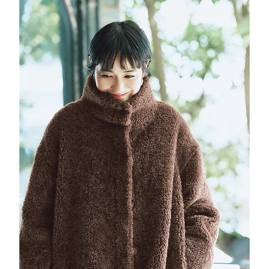 "MICA & DEAL
stand collar boa bz
￥38,500"　ボアブルゾン　モデル着用　正面