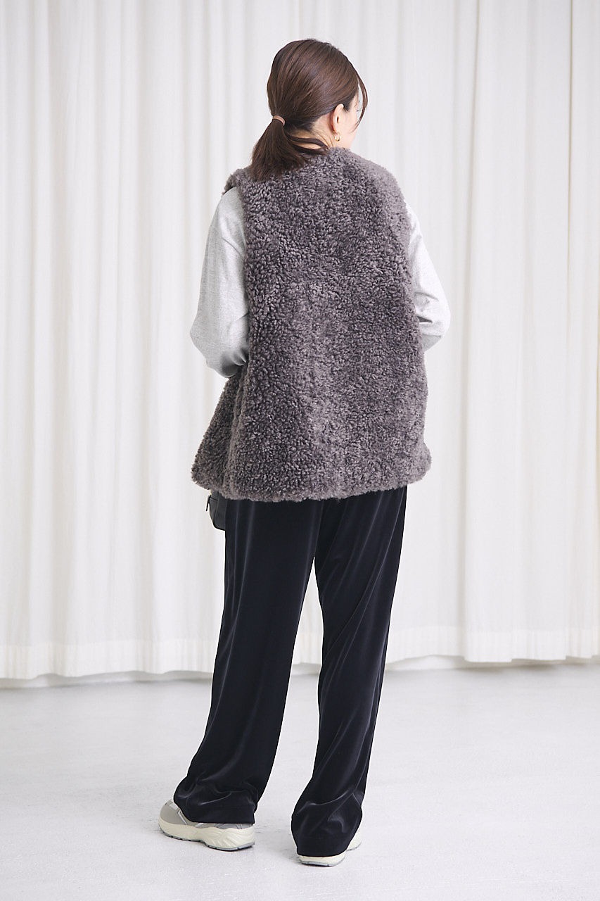 "Curensology
【LEE別注】リバーキルトファーベスト
￥39,600"　モデル着用　後ろ姿