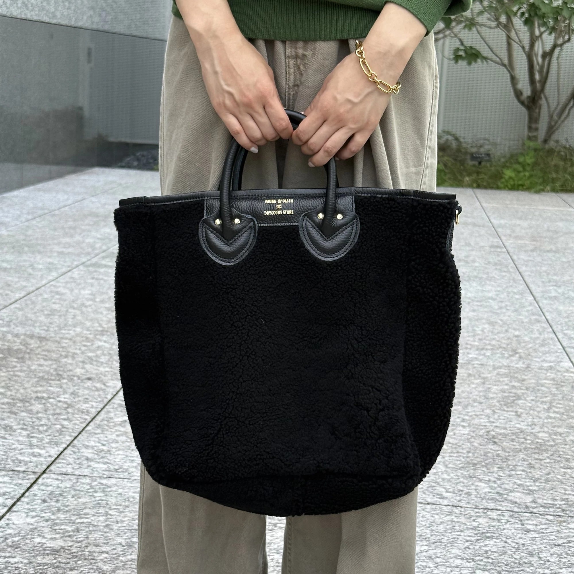 "YOUNG & OLSEN The DRYGOODS STORE
【HPS別注】SHEERING TOTE M ／HPSSP
￥52,800"　モコモコ　トート