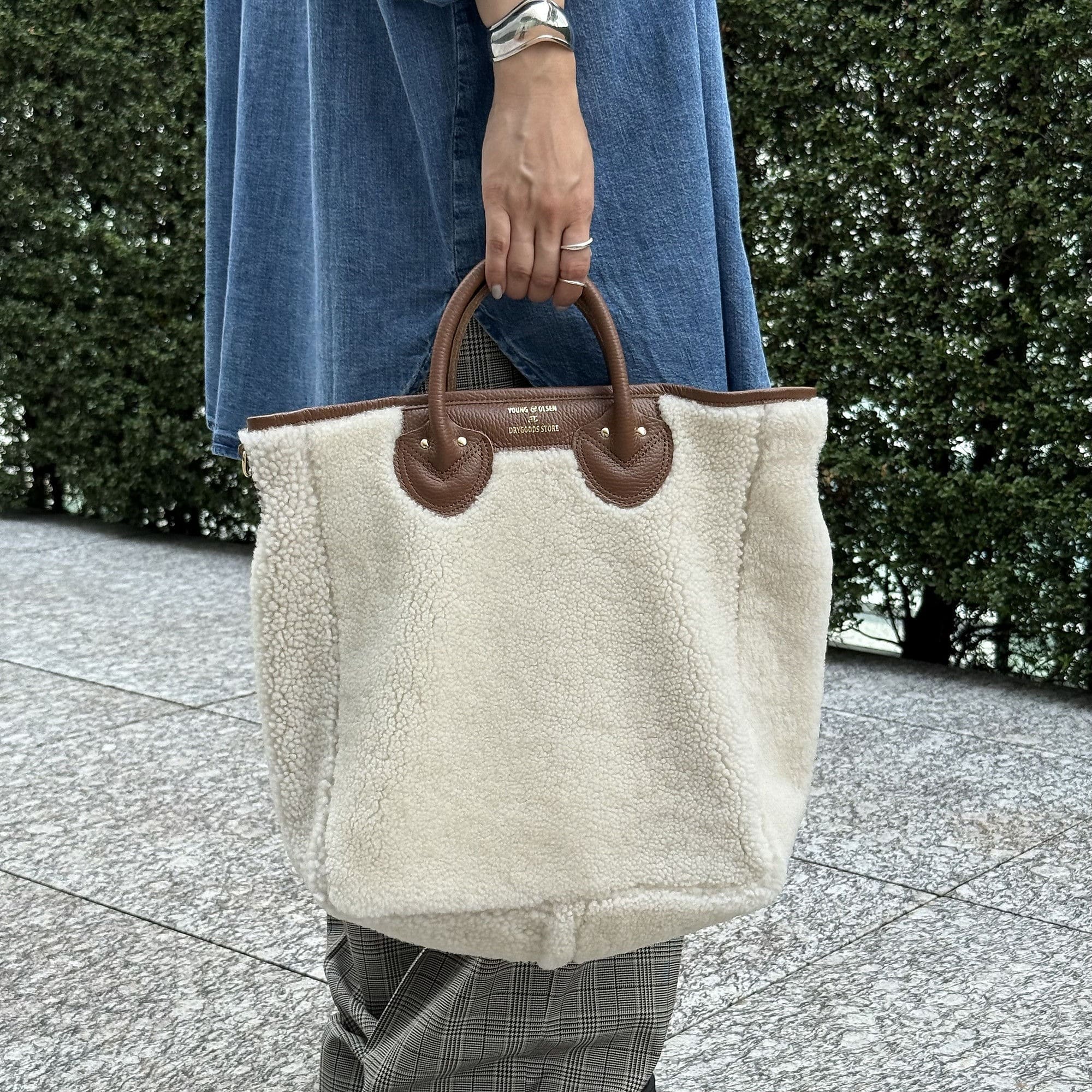 "YOUNG & OLSEN The DRYGOODS STORE
【HPS別注】SHEERING TOTE M ／HPSSP
￥52,800"　モコモコ　トート