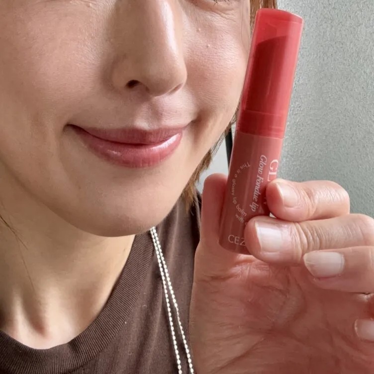 セザンヌ「グロウフォンデュリップ 01コーラルメモリー」唇に塗ったところ