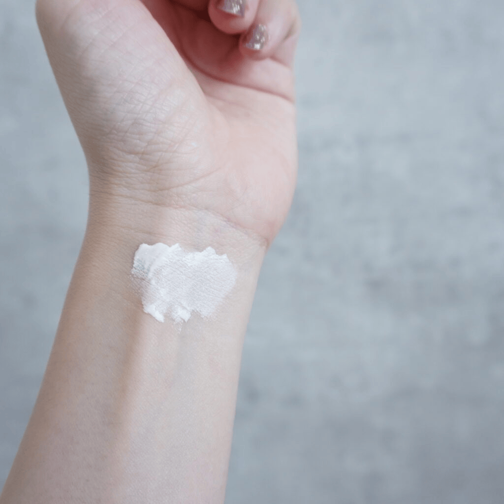 セザンヌ「ブライトカラーシーラー 00メリハリホワイト」手に塗ったところ