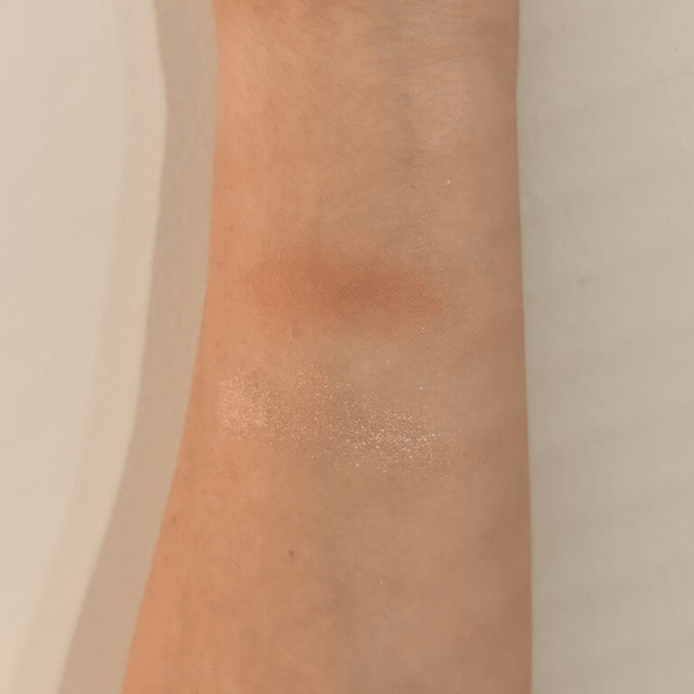 セザンヌ「フェイスアイパレット 01ピュアコーラル」手に塗ったところ