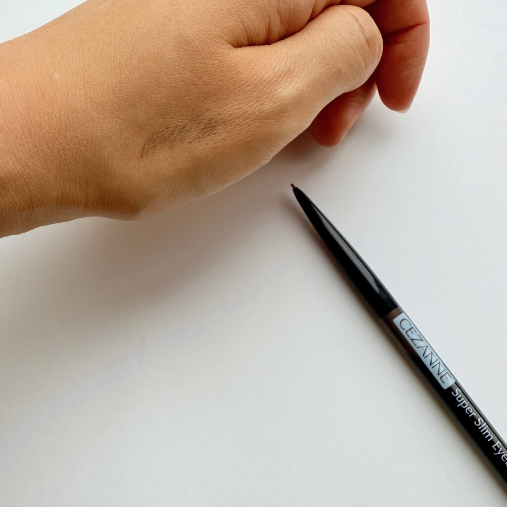 セザンヌ「超細芯アイブロウ 08ビターグレージュ」手に塗ったところ