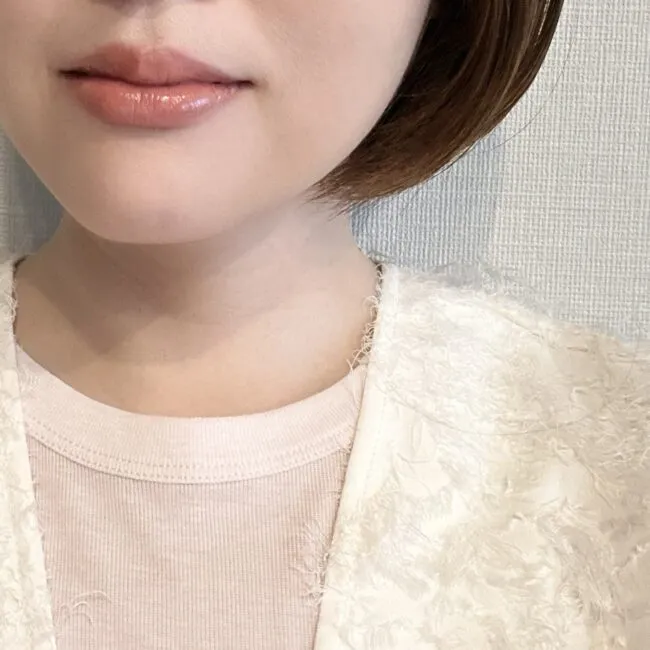 セザンヌ「影色リップメイカー 03ソフトコーラル」唇に塗ったところ