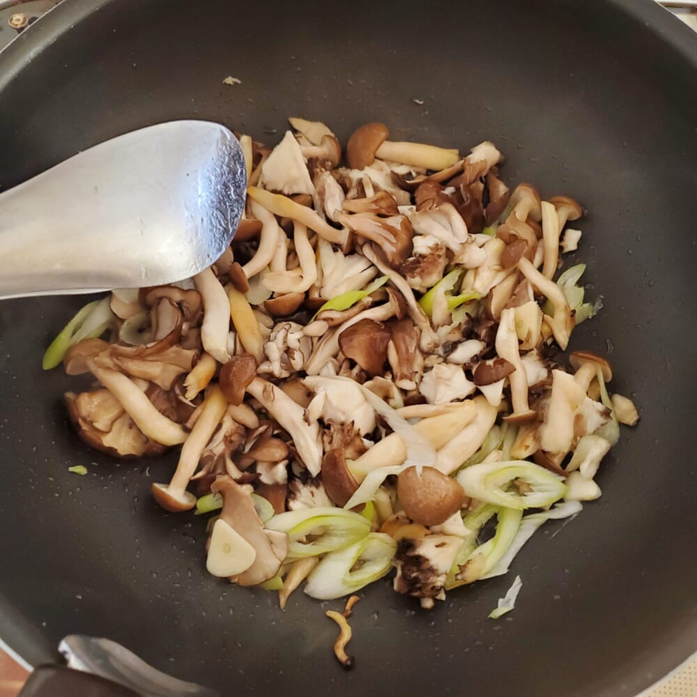 「たっぷりきのことねぎのお醤油パスタ」LEEレシピ／榎本美沙さん