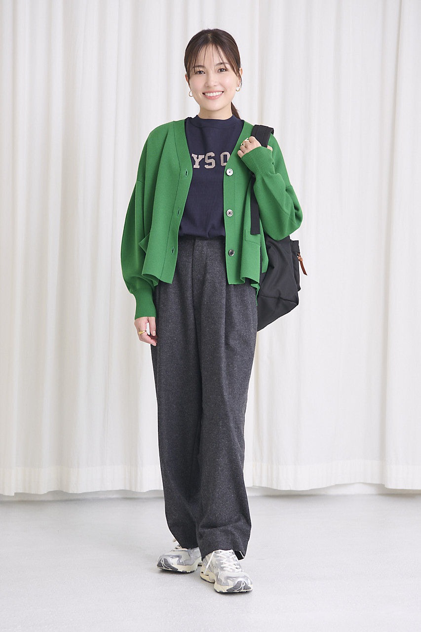 "IENA
【LEE別注】【洗える】スーパーファインスムースショートカーディガン
￥20,900"　グリーン　モデル着用