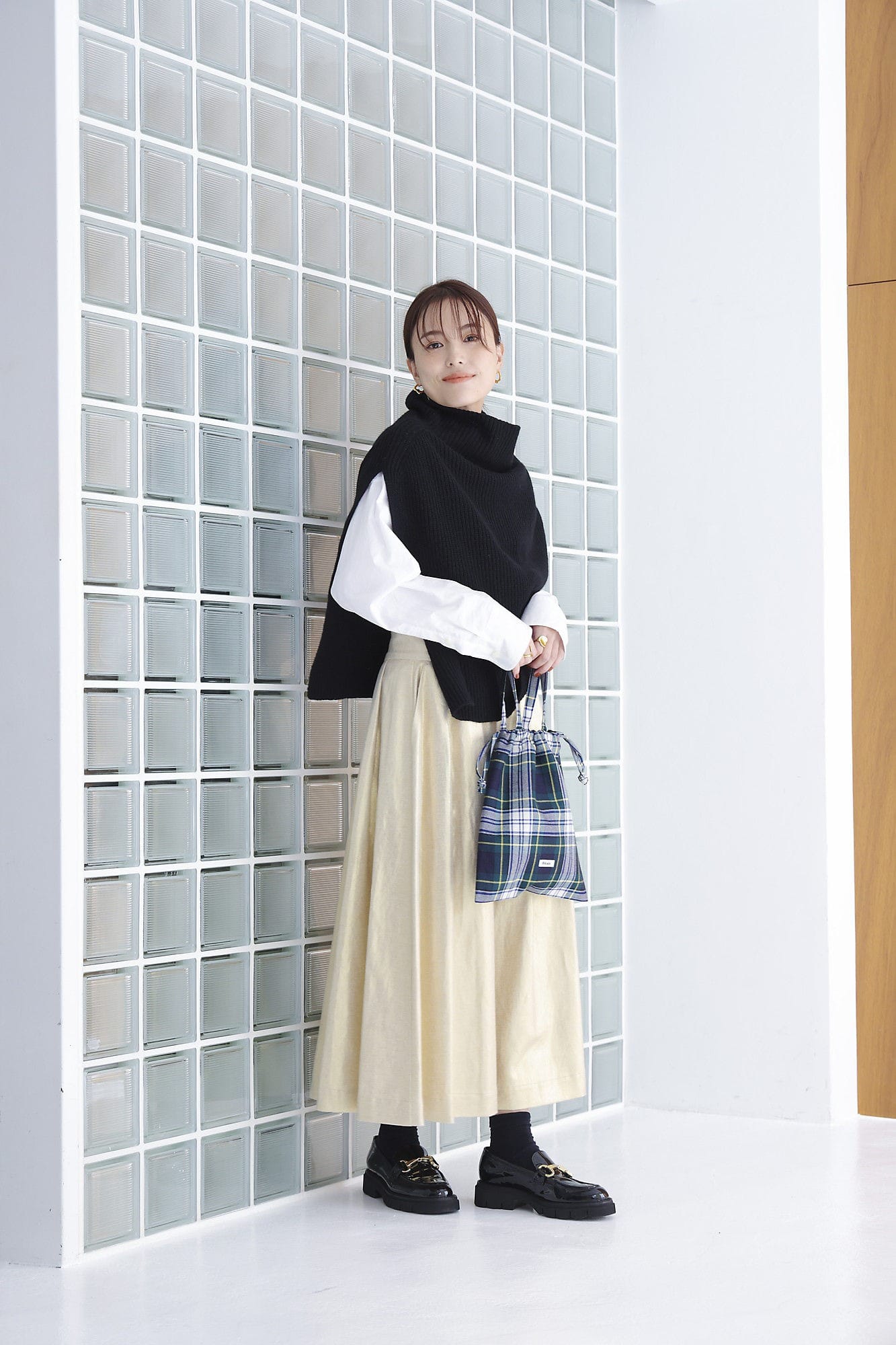 "TWEEDMILL
【五明祐子さんコラボ】ニットポンチョ
￥16,940"　ブラック　モデル着用