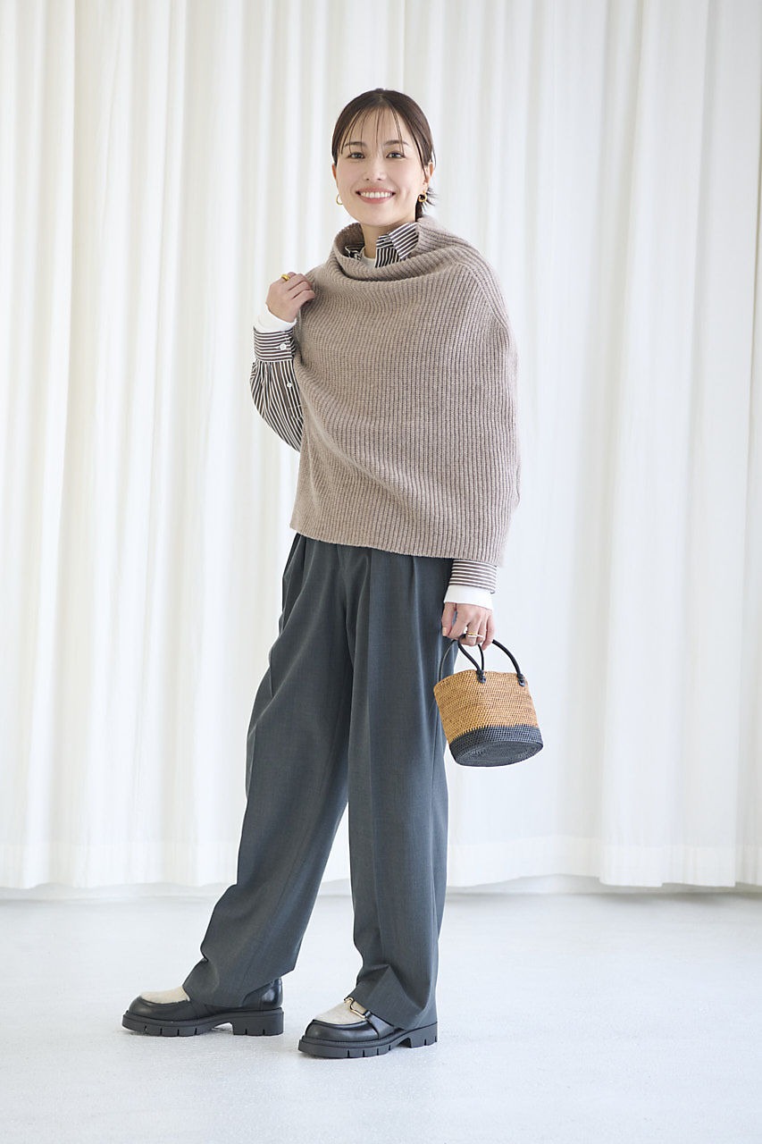 "TWEEDMILL
【五明祐子さんコラボ】ニットポンチョ
￥16,940"　ベージュ　モデル着用
