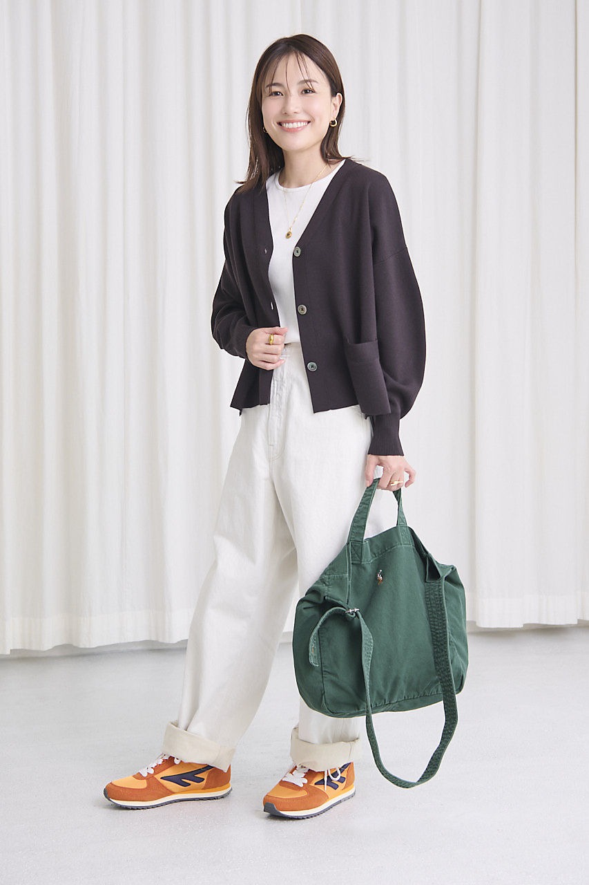 "IENA
【LEE別注】【洗える】スーパーファインスムースショートカーディガン
￥20,900"　ブラウン　モデル着用