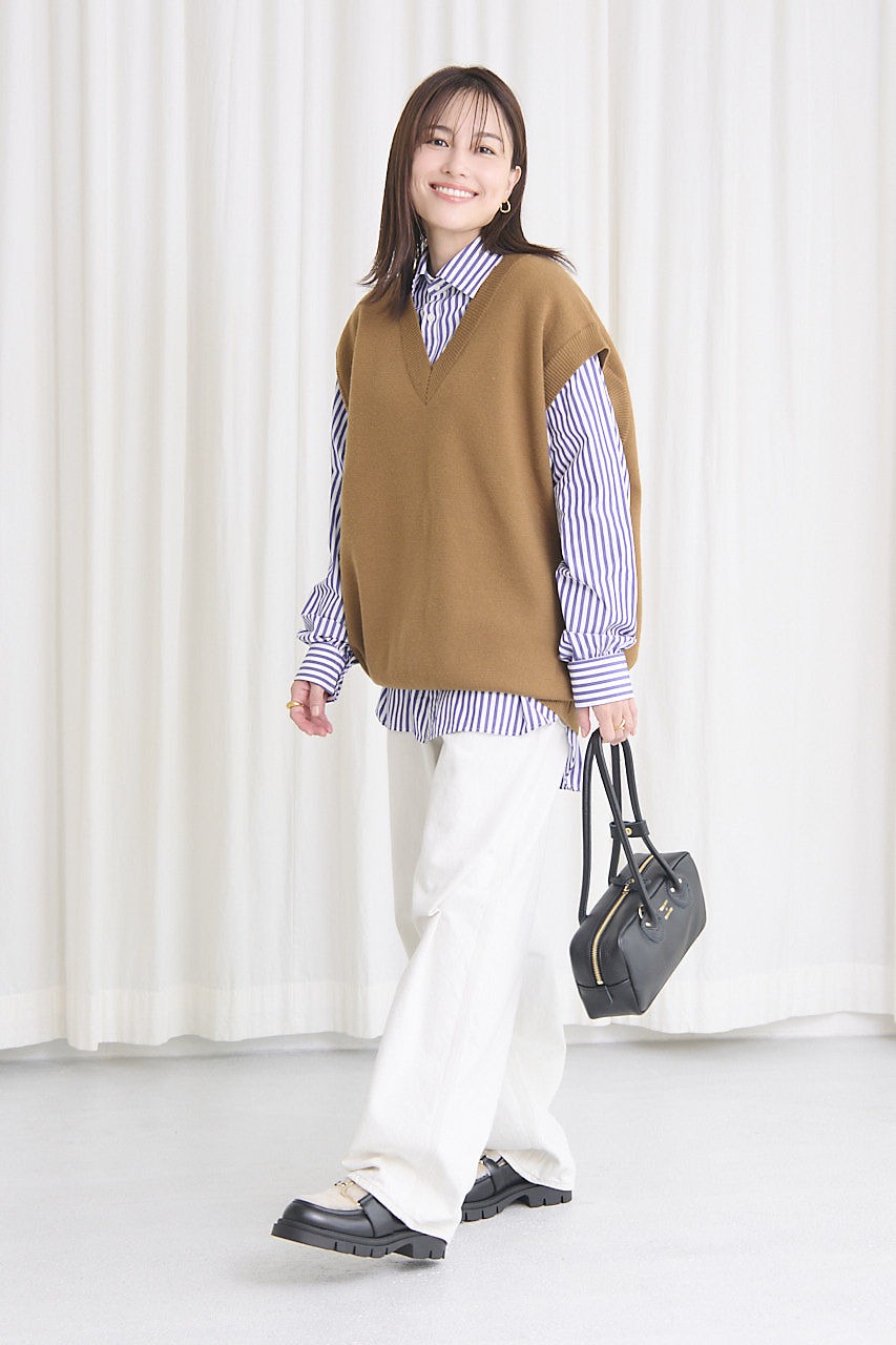 "Oblada
JERMYN VEST
￥27,500"　モデル着用
