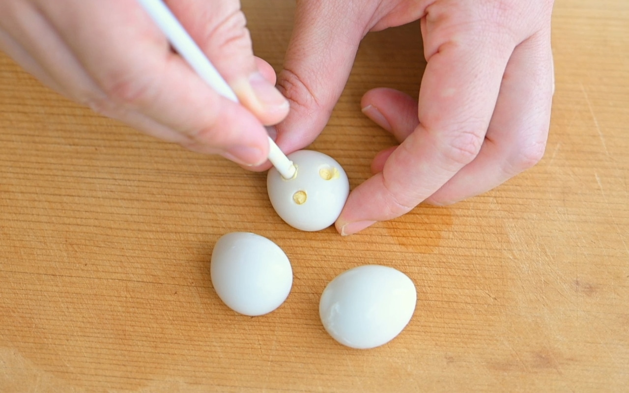 うずらの卵はストローで目と鼻をくり抜き、