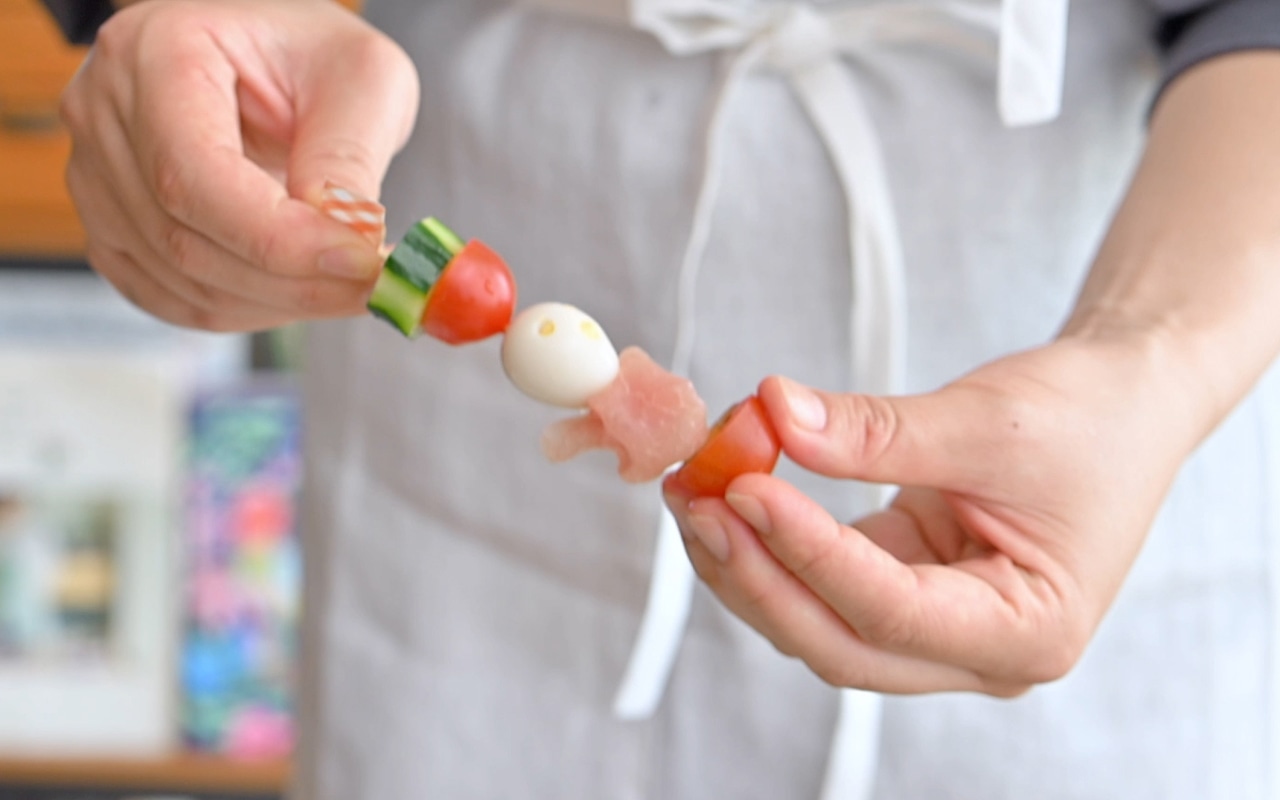 竹串にきゅうり、トマト、うずらの卵、生ハムの順に刺していく