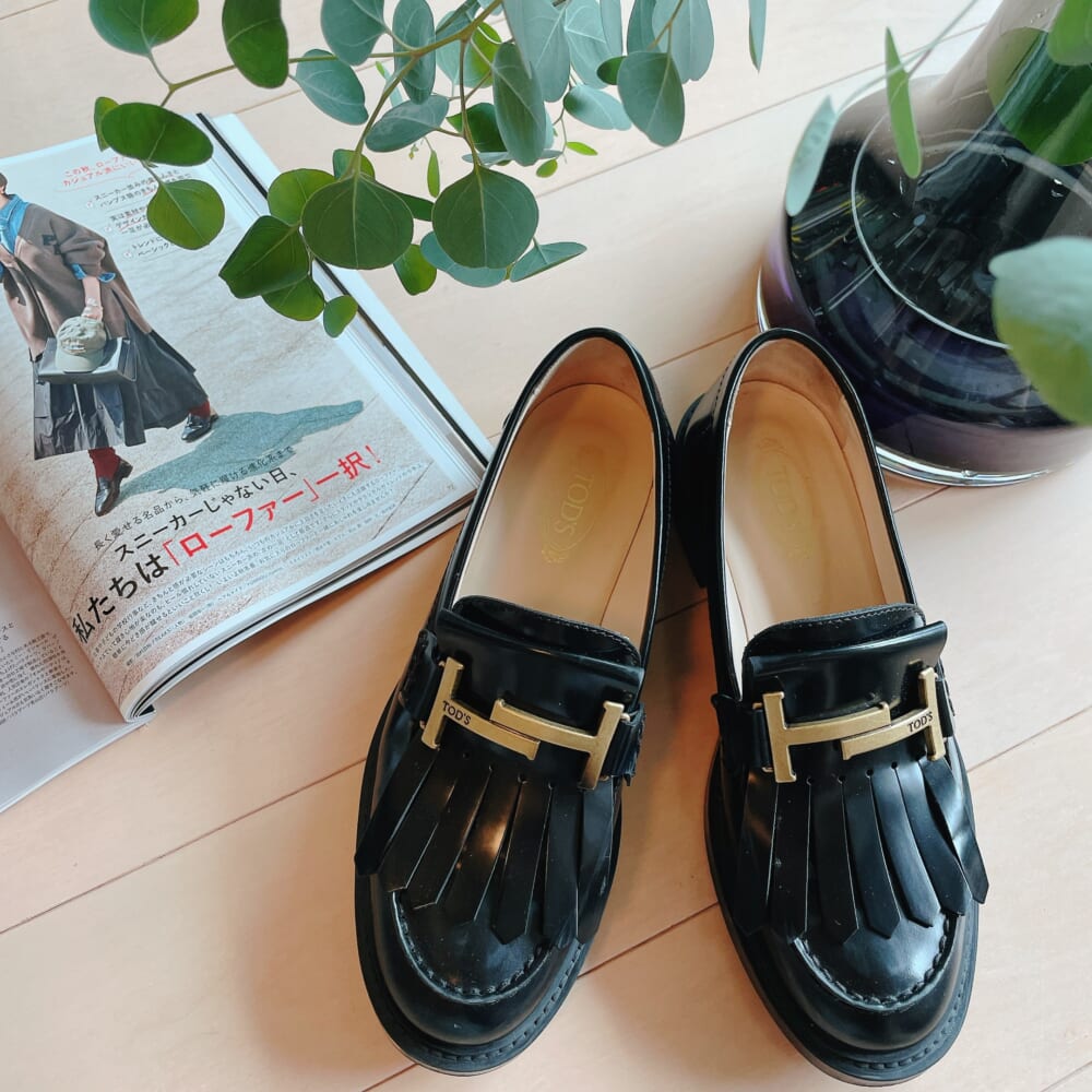 LEE11月号『スニーカーじゃない日、私たちは「ローファー」一択！』のページと100人隊のローファー