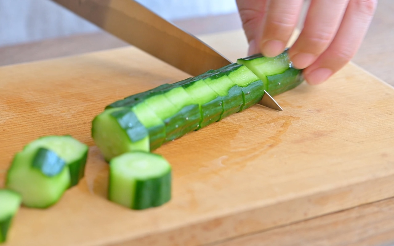 きゅうりは皮を包丁でところどころ薄く剥き、2cm幅の輪切りにする