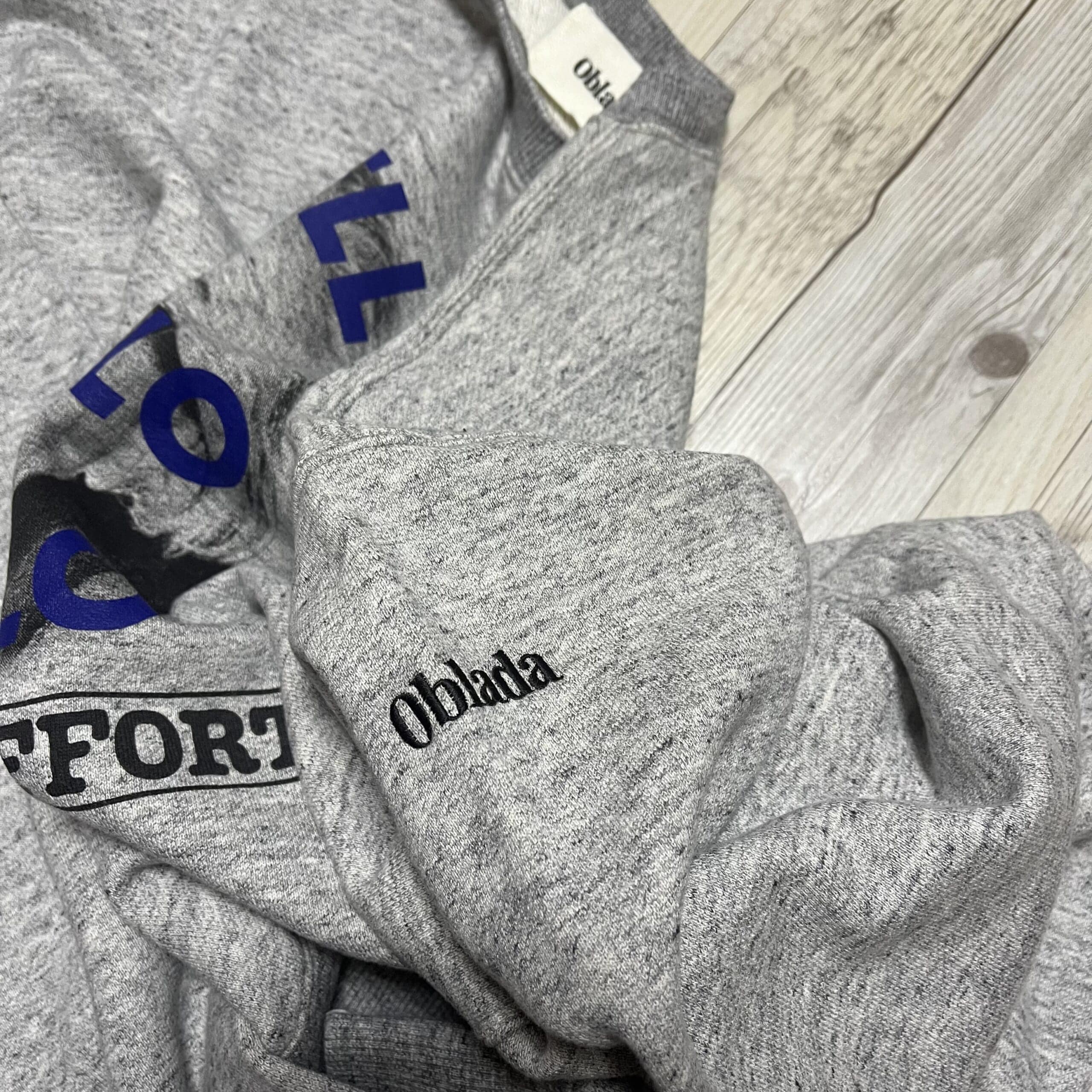 オブラダのHELLO SWEAT、ロゴ刺繍