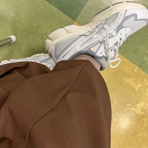 ブラウンのGUのタックワイドパンツと白いスニーカー