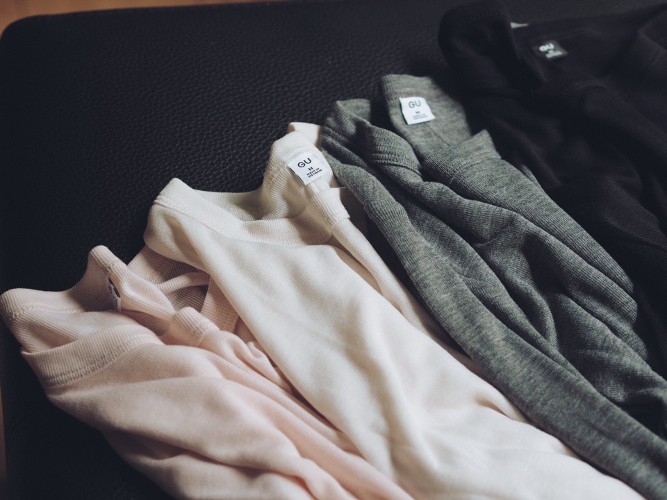 椅子の上に並べたGUのソフトクルーネックT