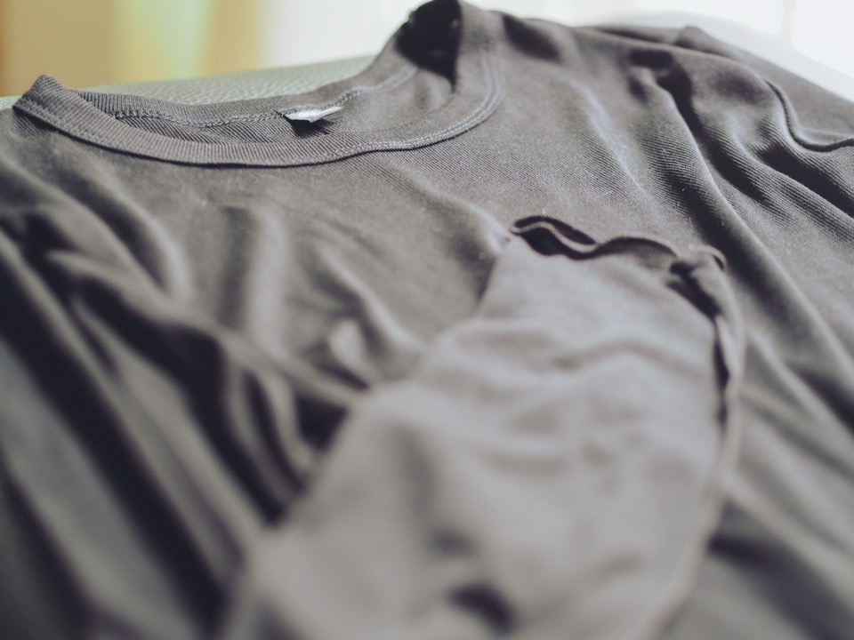 GUのソフトシアークルーネックTのグレイ