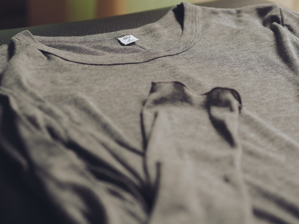 GUのソフトシアークルーネックTのブラック