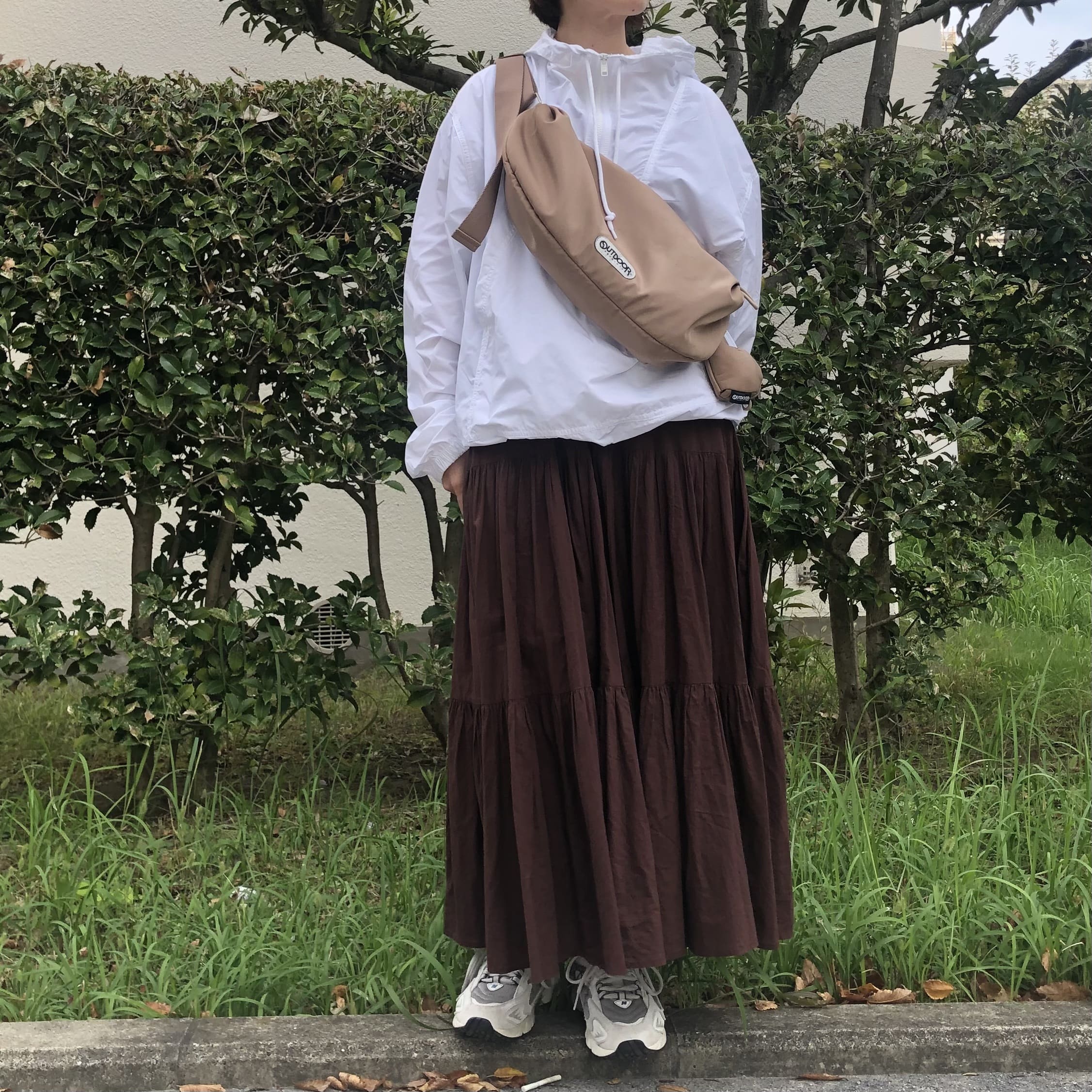 公園 コーディネート NIKE アノラック OUTDOOR PRODUCTS ボディバッグ ブラウン ロングスカート ニューバランス