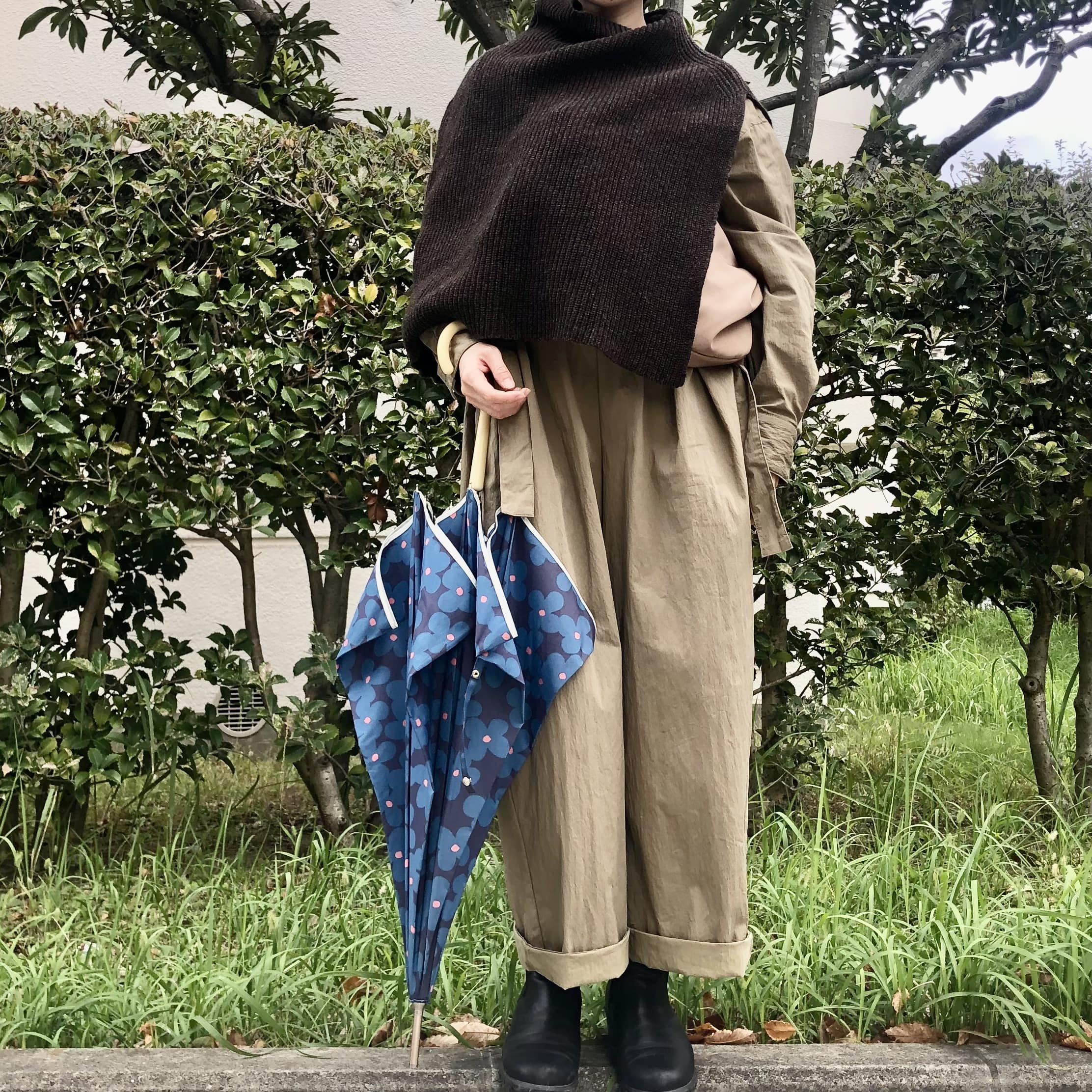 雨の日　コーディネート　アラフォー　40代　ツイードミル　オールインワン　アーバンリサーチドアーズ　フォーク　アンド　& スプーン　ニットポンチョ