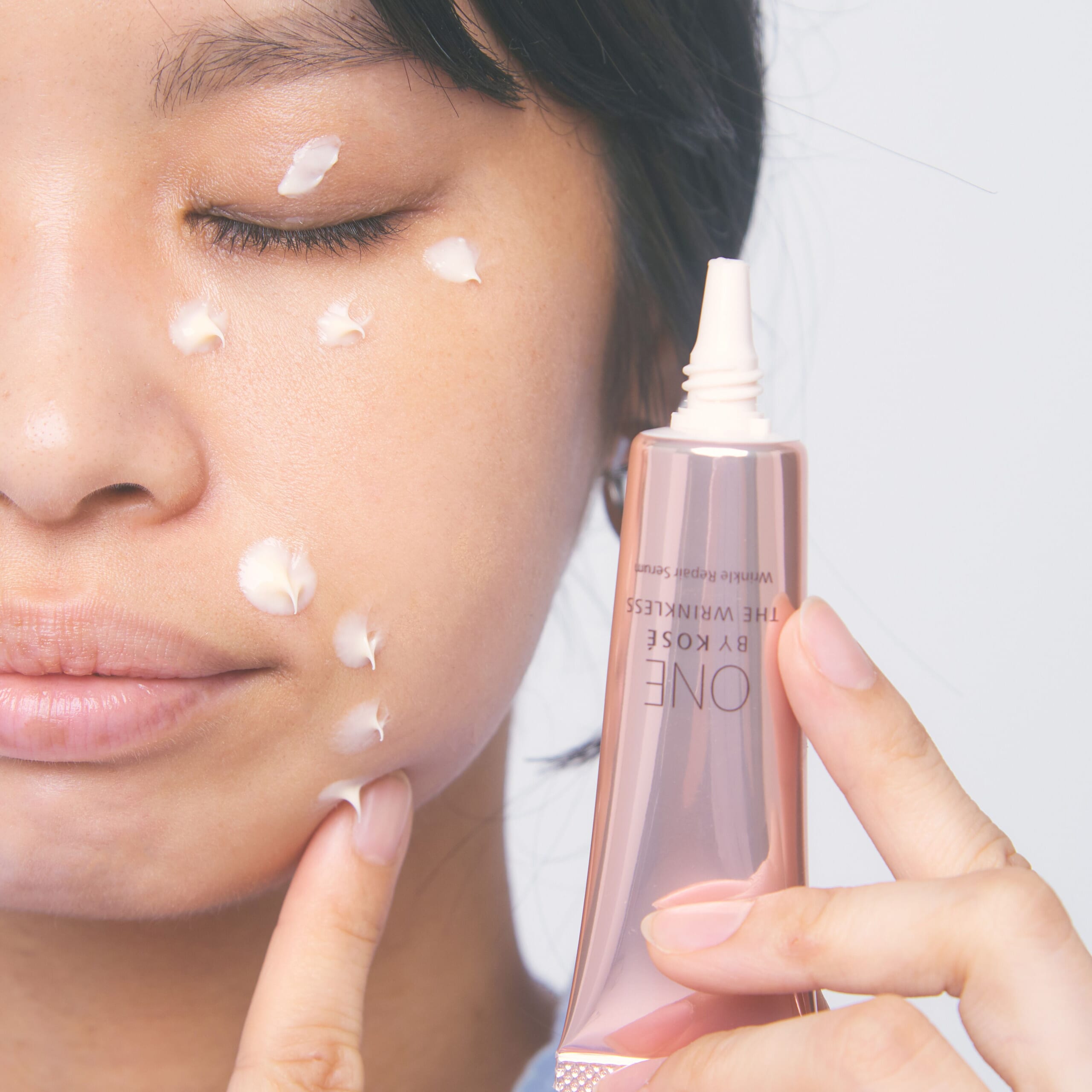 ザ リンクレス Wを顔に塗っているところ。
