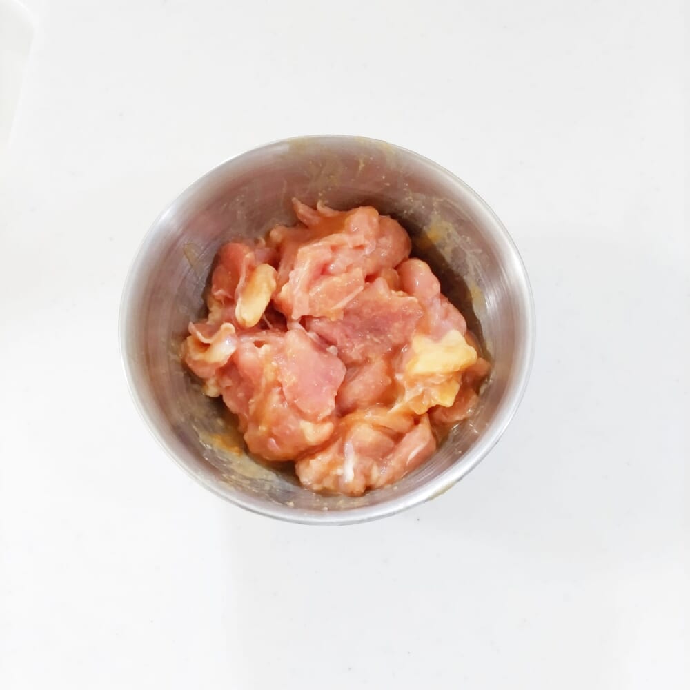 酒・みそ・しょうがのすりおろしをからめた鶏肉