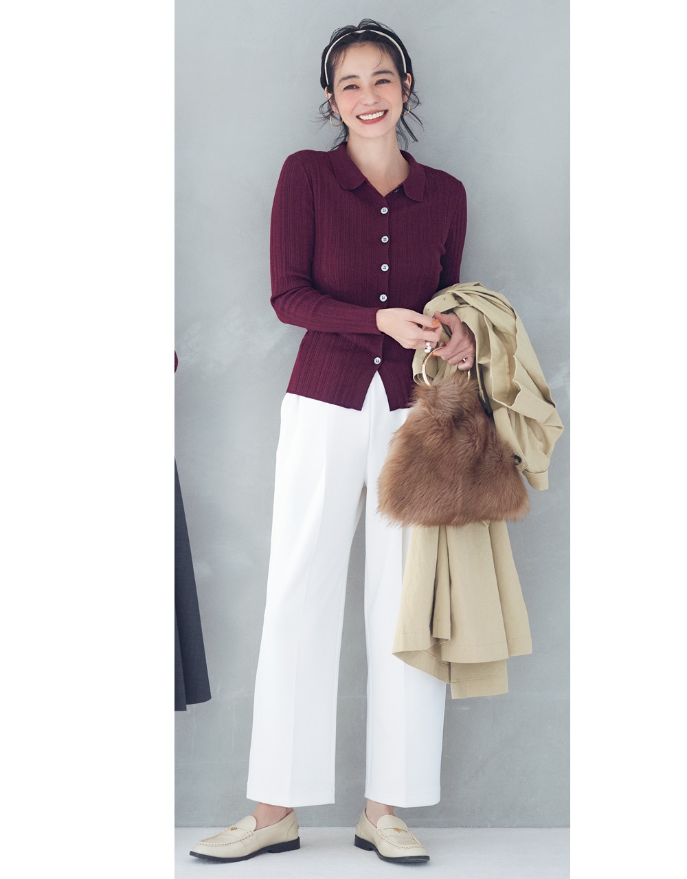 ホワイトのパンツ×「衿つき」ニットコーデ 竹下玲奈さん