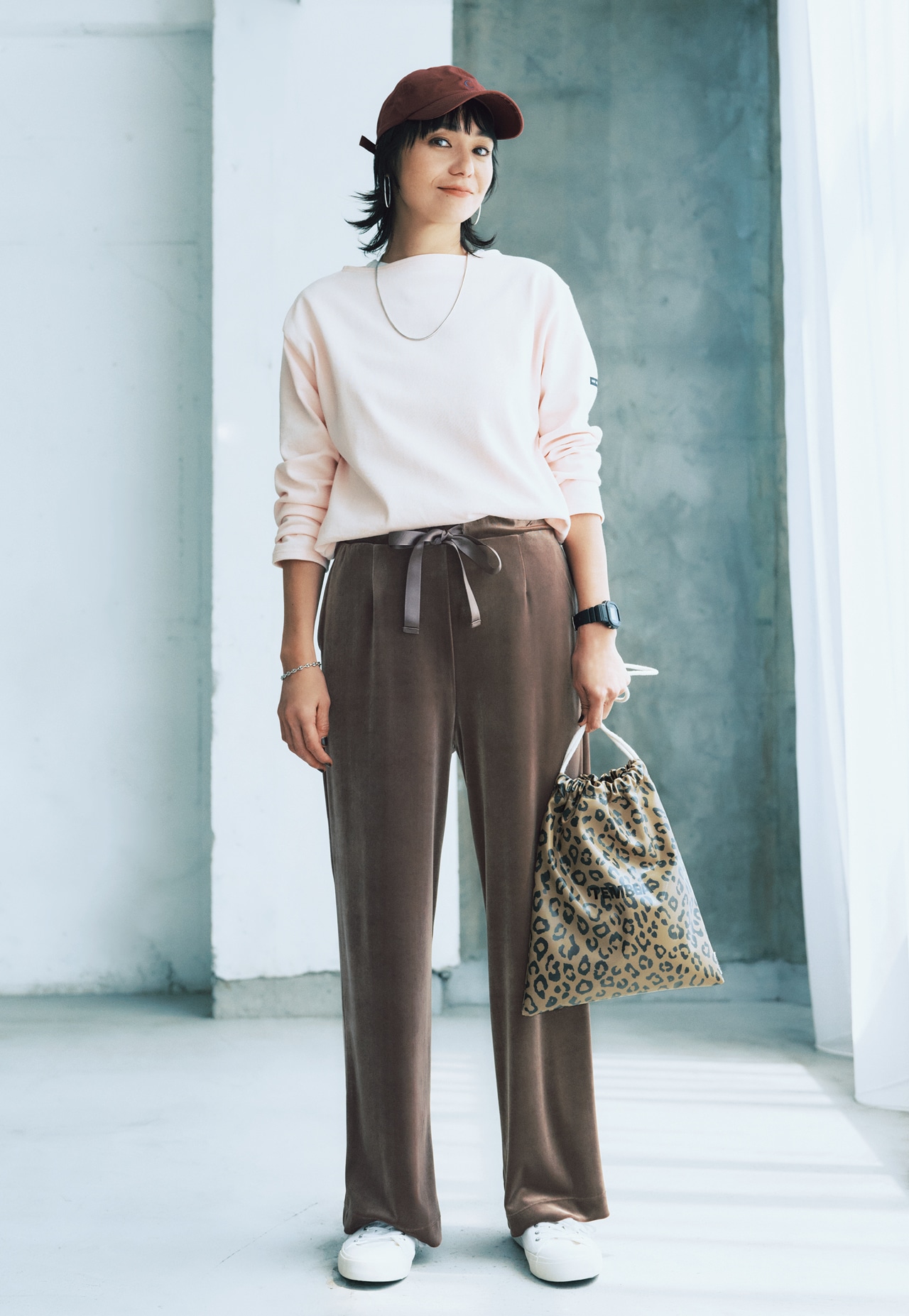 竹下玲奈さんのLEE限定 12closet（トゥエルブクローゼット）【洗える】【ストレッチ】ベロアパンツとTEMBEA（テンベア）【撥水】レオパード巾着のコーデ