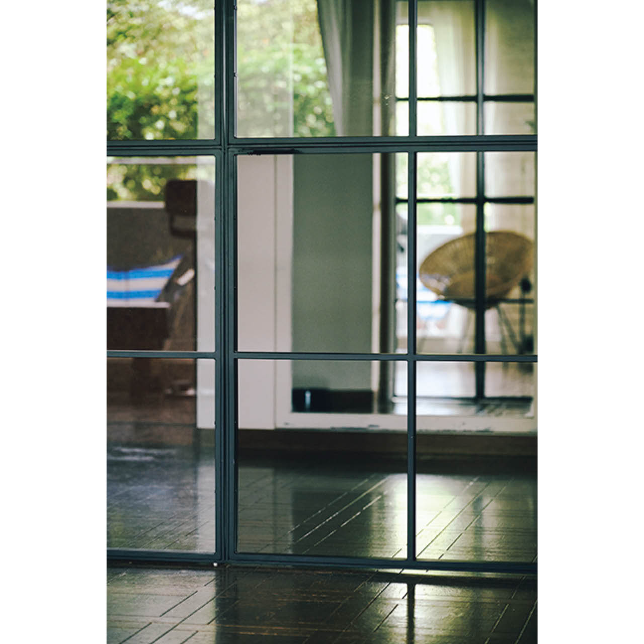 リビングの扉は犬猫が通り抜けできるよう、4枚だけガラス板を外している。