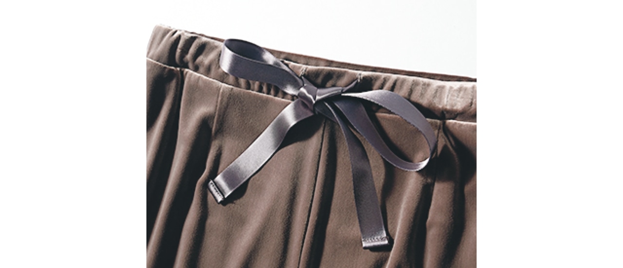 サテンテープのウエストマークで、ほんのり女性らしさをプラス。