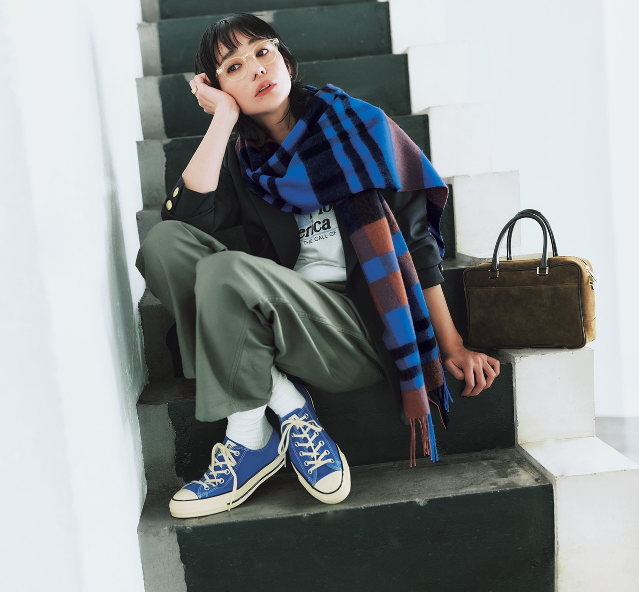 竹下玲奈さんのTWEEDMILL（ツイードミル）チェックストールとCONVERSE（コンバース）オールスター　エイジド　AC　OXのコーデ