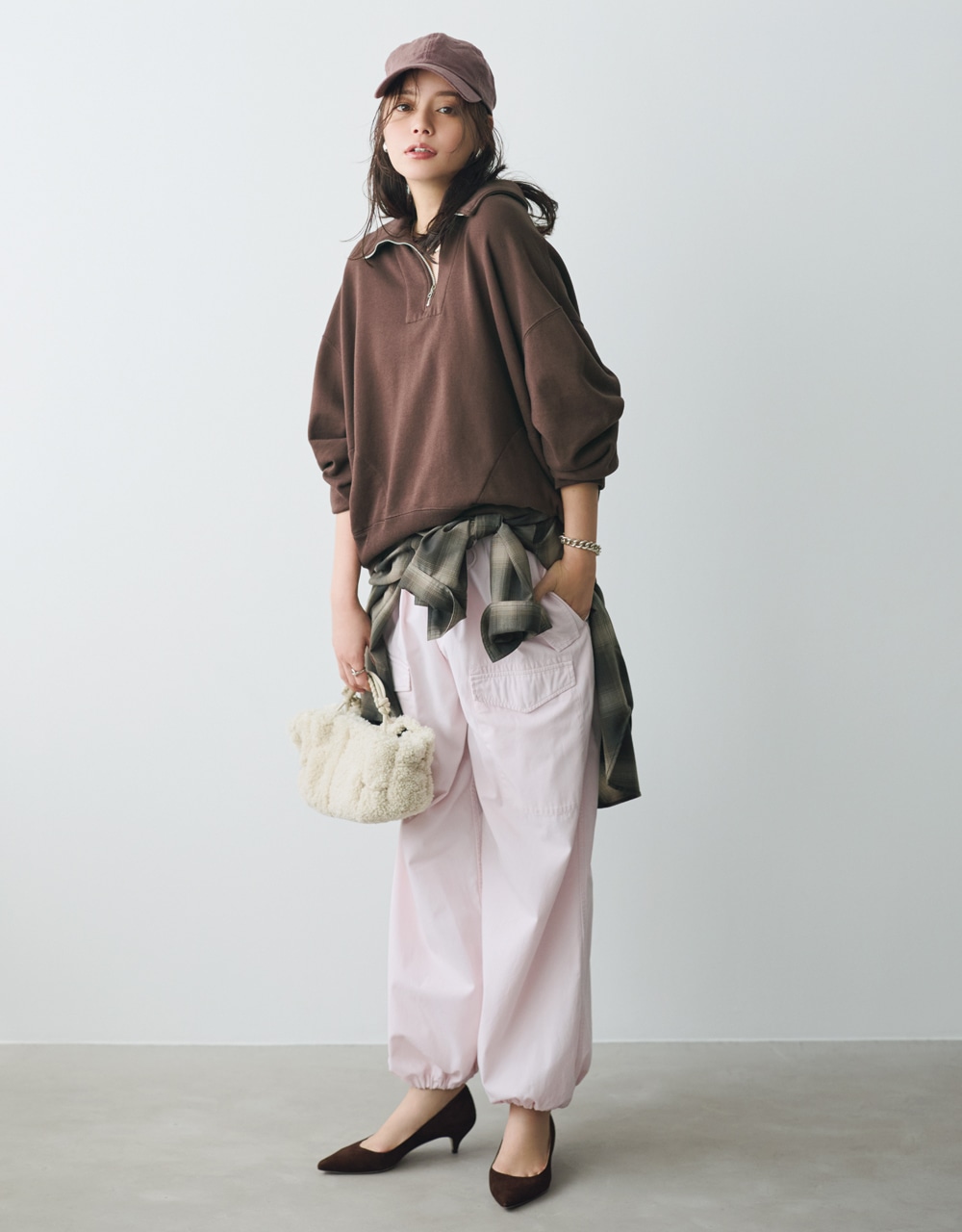 ピンク×ブラウンのカーゴパンツコーデ 岸本セシルさん