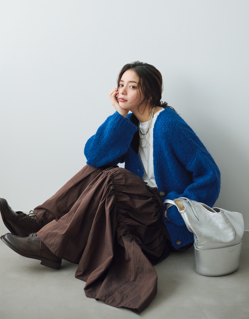 ブルーのニット×ブラウンスカートのコーデ 岸本セシルさん