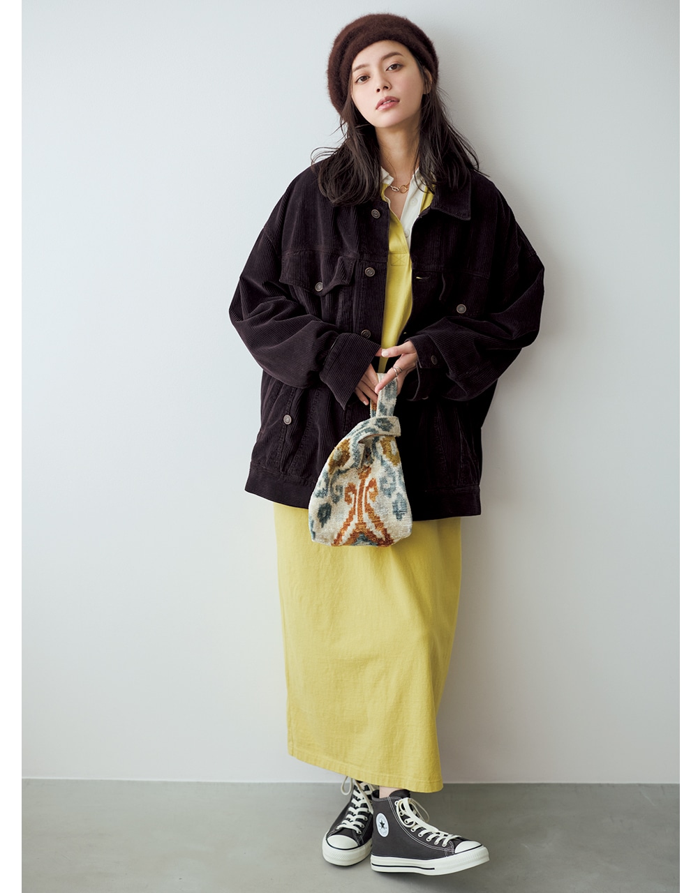 ブラウンのアウターとイエローのワンピースコーデ 能岸本セシルさん