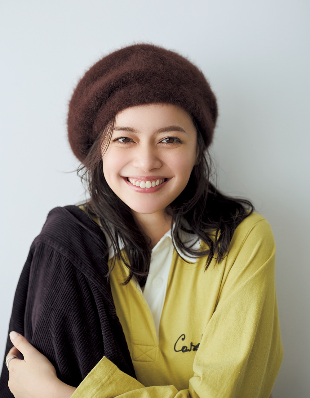 ブラウン×イエローコーデの岸本セシルさん