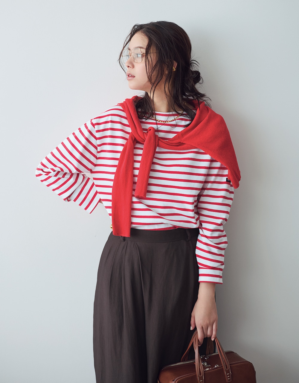 赤ボーダー×ブラウンパンツのコーデ 岸本セシルさん