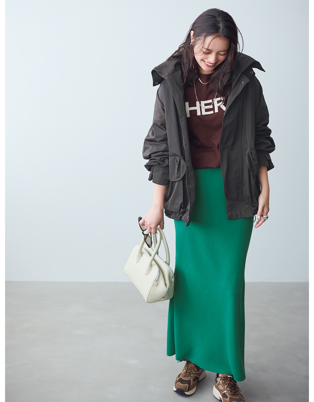 ブラウン×グリーンが生む都会的なスポーティコーデ 岸本セシルさん